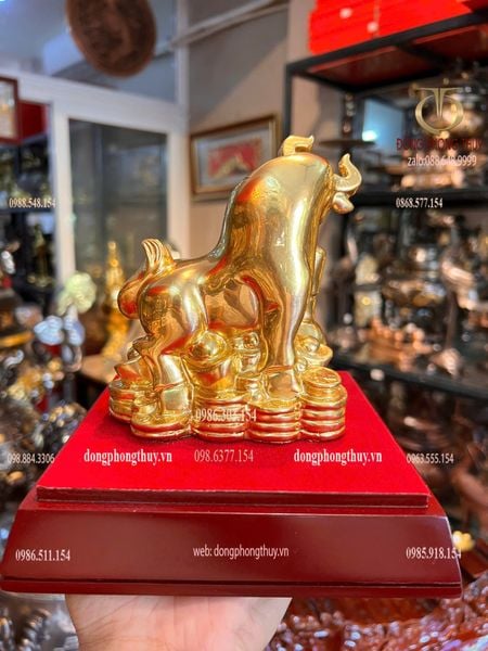 Tượng mạ vàng:Trâu bằng đồng đứng trên núi tiền thếp vàng 24k