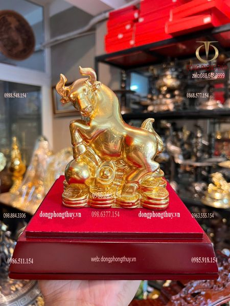 Tượng mạ vàng:Trâu bằng đồng đứng trên núi tiền thếp vàng 24k