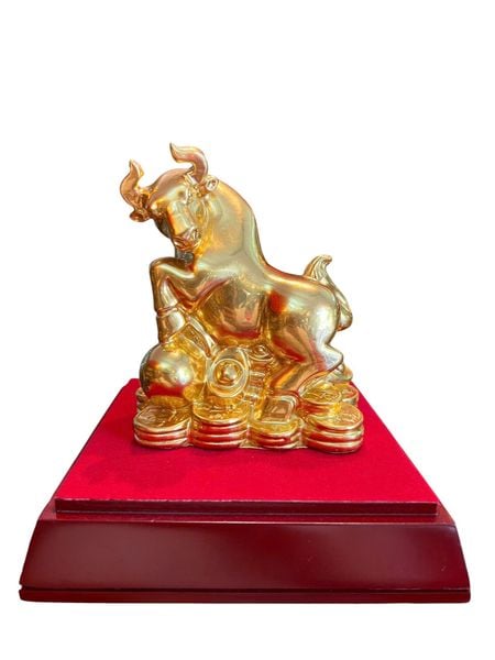 Tượng mạ vàng:Trâu bằng đồng đứng trên núi tiền thếp vàng 24k
