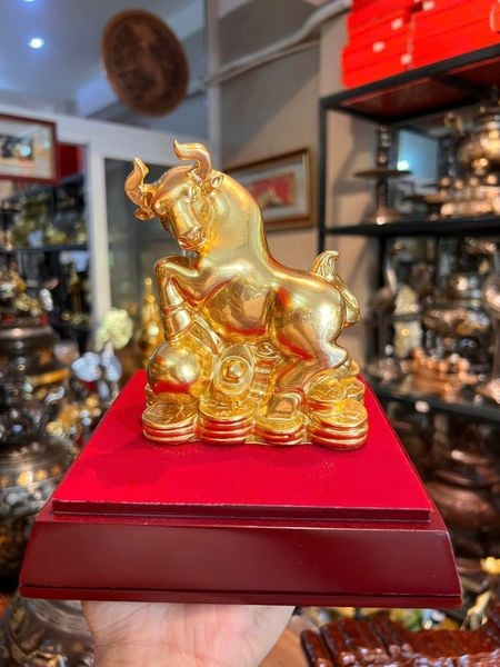 Tượng mạ vàng:Trâu bằng đồng đứng trên núi tiền thếp vàng 24k