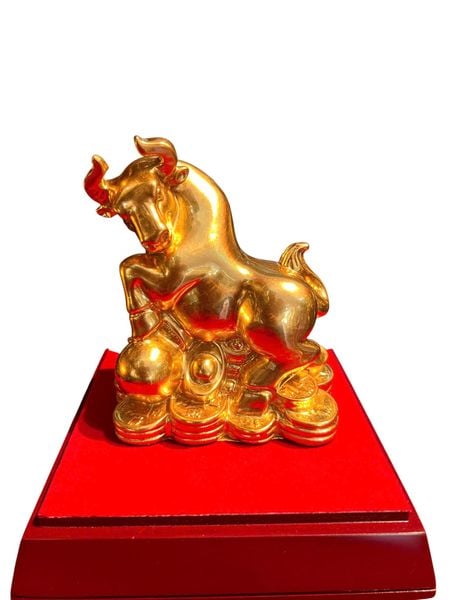 Tượng mạ vàng:Trâu bằng đồng đứng trên núi tiền thếp vàng 24k