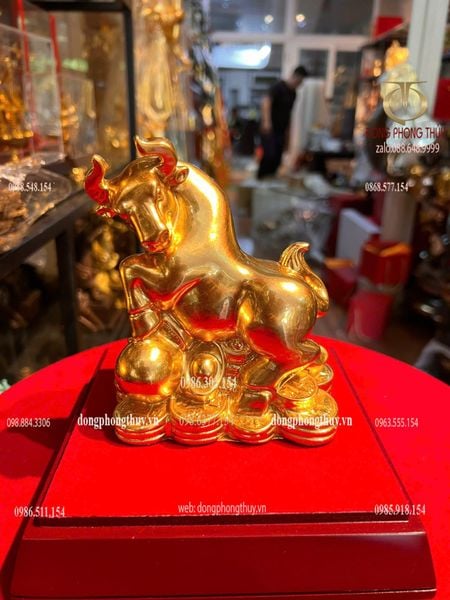 Tượng mạ vàng:Trâu bằng đồng đứng trên núi tiền thếp vàng 24k