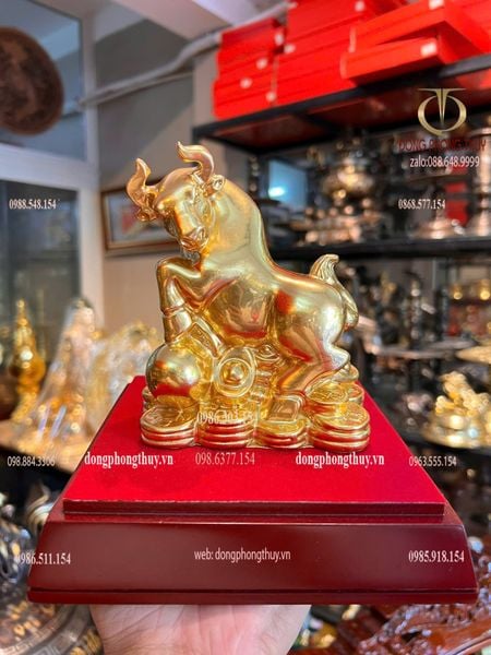 Tượng mạ vàng:Trâu bằng đồng đứng trên núi tiền thếp vàng 24k