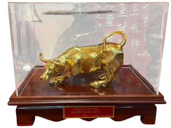 Quà tặng sếp: tượng bò tót phố WALL thiếp vàng 24k