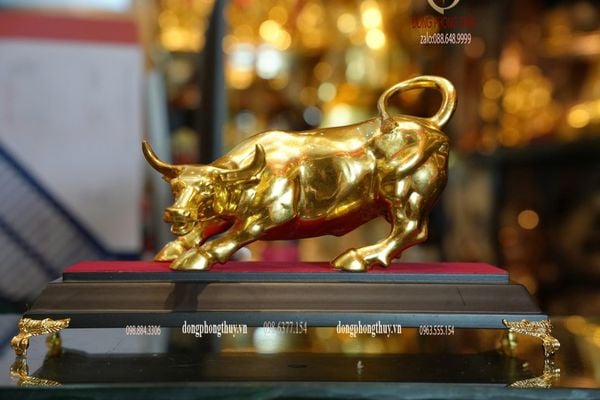 Tượng bò tót phố Wall bằng đồng dát vàng 24k
