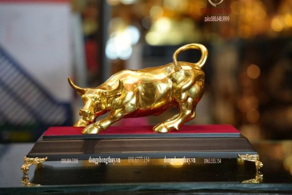 Tượng bò tót phố Wall bằng đồng dát vàng 24k