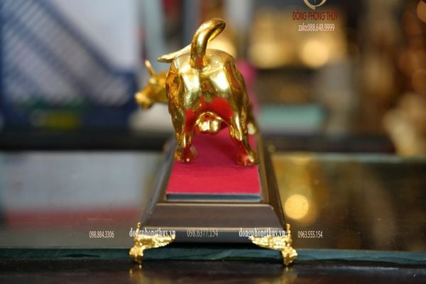 Tượng bò tót phố Wall bằng đồng dát vàng 24k