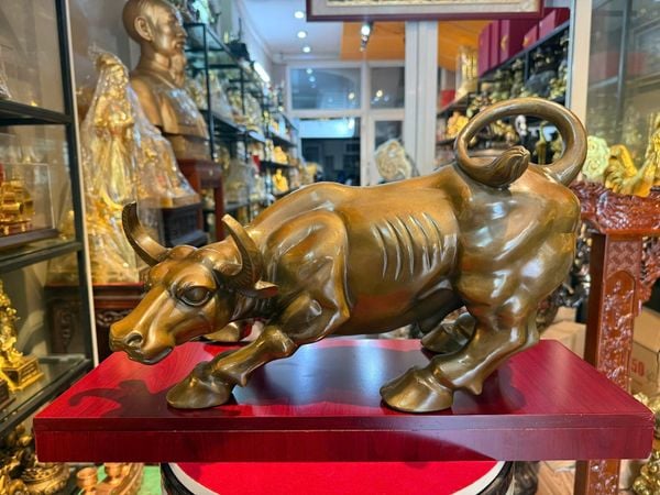 Quà tặng sếp theo tuổi: Tượng trâu bằng đồng