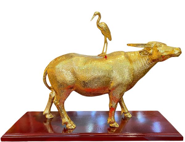 Quà tặng mạ vàng: Tượng trâu bằng đồng dát vàng 24k
