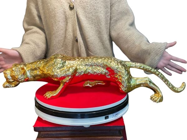 Quà tặng mạ vàng: Tượng báo dát vàng 24k