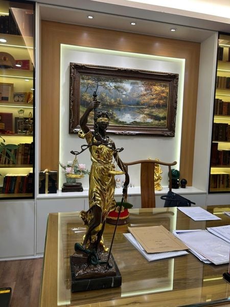 Nữ thần công lý bằng đồng dát vàng