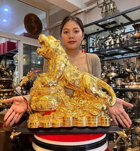 Quà tặng mạ vàng: Tượng hổ ôm hũ tiền mạ vàng 24k