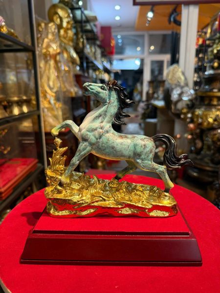 Tượng ngựa bằng đồng patina dát điểm vàng