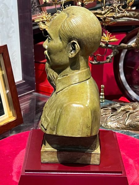 Tượng Bác Hồ bằng đồng patina vân hỏa biến độc bản chỉ có tại Đồng Phong Thủy