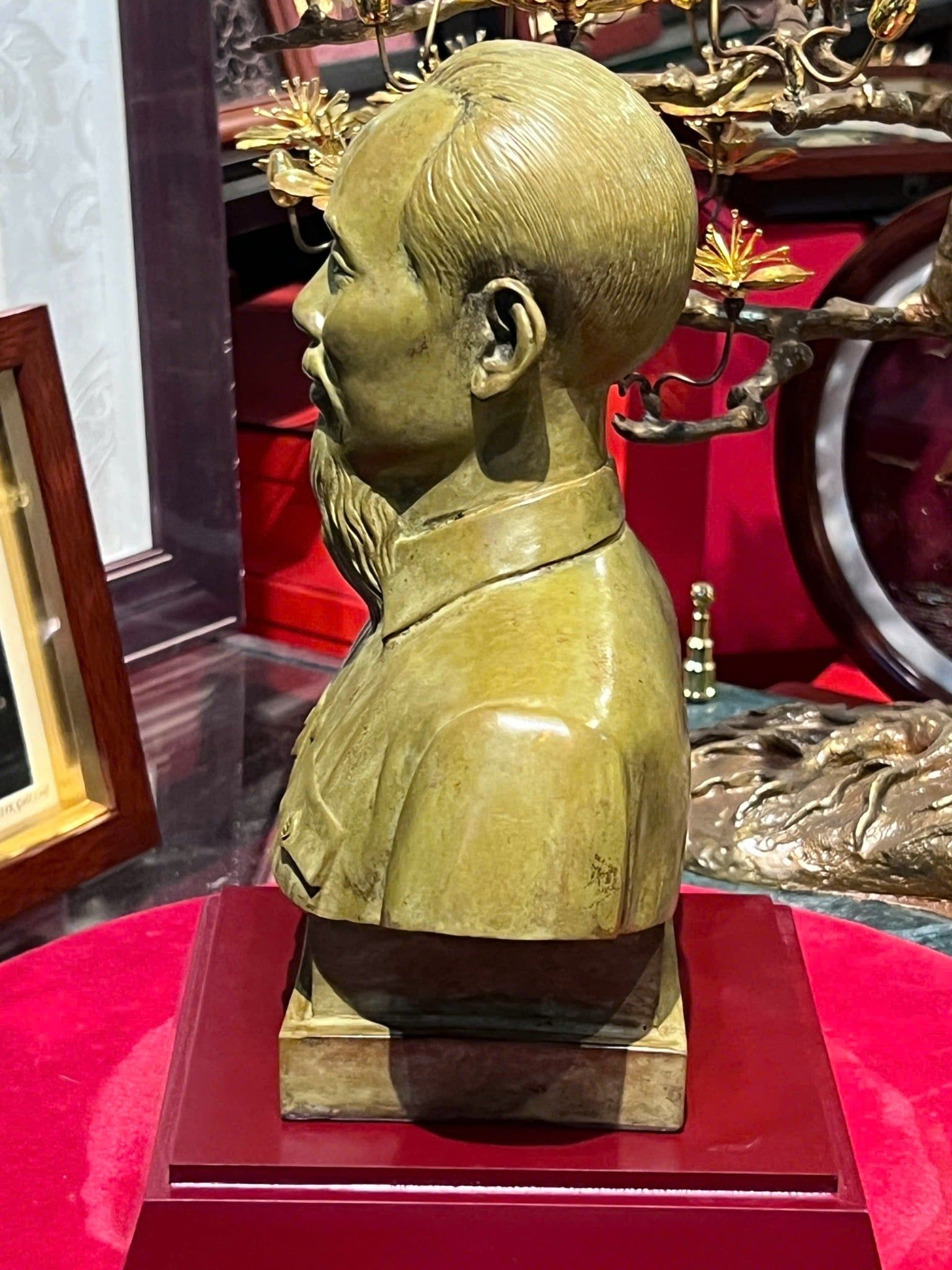 Tượng Bác Hồ bằng đồng patina vân hỏa biến độc bản chỉ có tại Đồng Phong Thủy