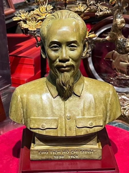 Tượng Bác Hồ bằng đồng patina vân hỏa biến độc bản chỉ có tại Đồng Phong Thủy