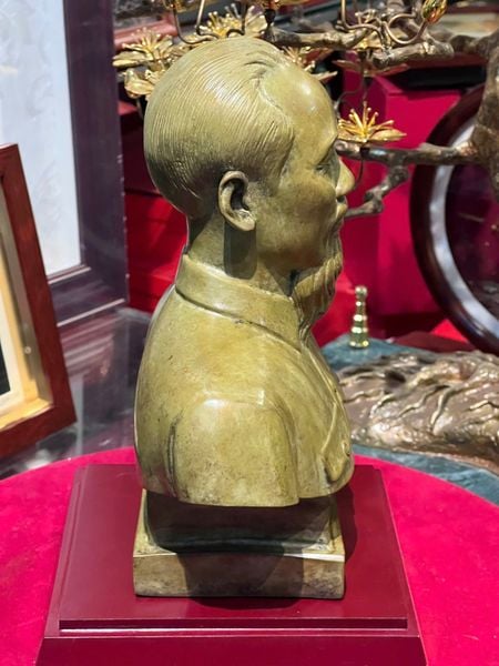 Tượng Bác Hồ bằng đồng patina vân hỏa biến độc bản chỉ có tại Đồng Phong Thủy