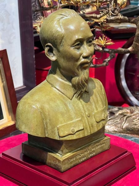 Tượng Bác Hồ bằng đồng patina vân hỏa biến độc bản chỉ có tại Đồng Phong Thủy