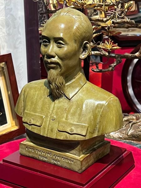 Tượng Bác Hồ bằng đồng patina vân hỏa biến độc bản chỉ có tại Đồng Phong Thủy