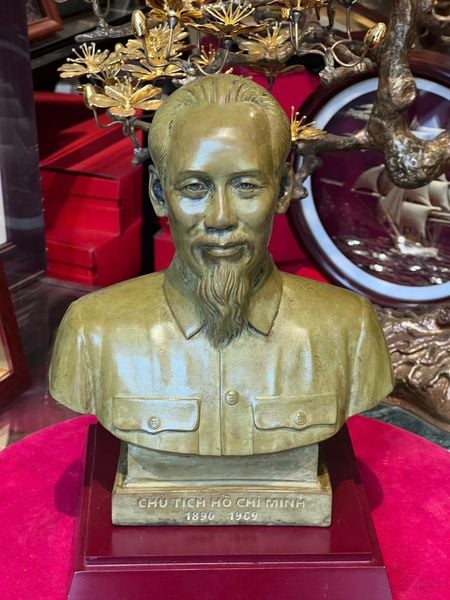 Tượng Bác Hồ bằng đồng patina vân hỏa biến độc bản chỉ có tại Đồng Phong Thủy