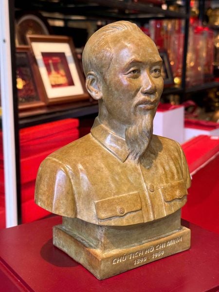 Tượng Bác Hồ bằng đồng patina vân hỏa biến độc bản chỉ có tại Đồng Phong Thủy