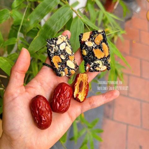  Bánh táo đỏ mè đen hộp 500gr 