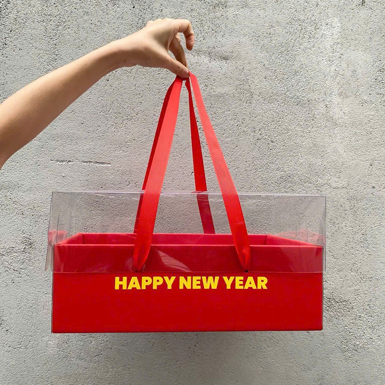 Hộp mica quai xách đựng quà Tết Happy New Year