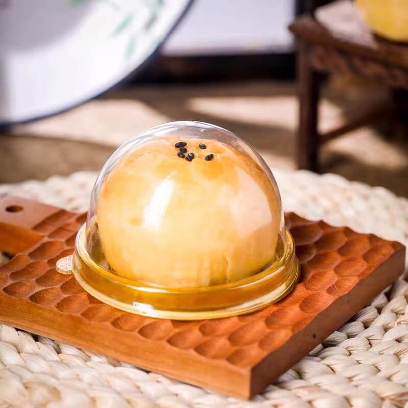 Hộp nhựa đựng bánh tròn đế vàng 80g