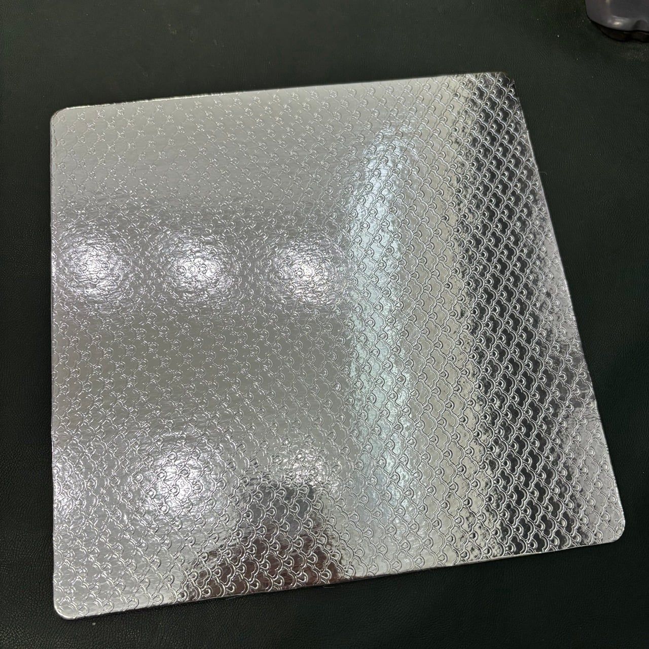 Đế lót bánh giấy vuông 24cm.