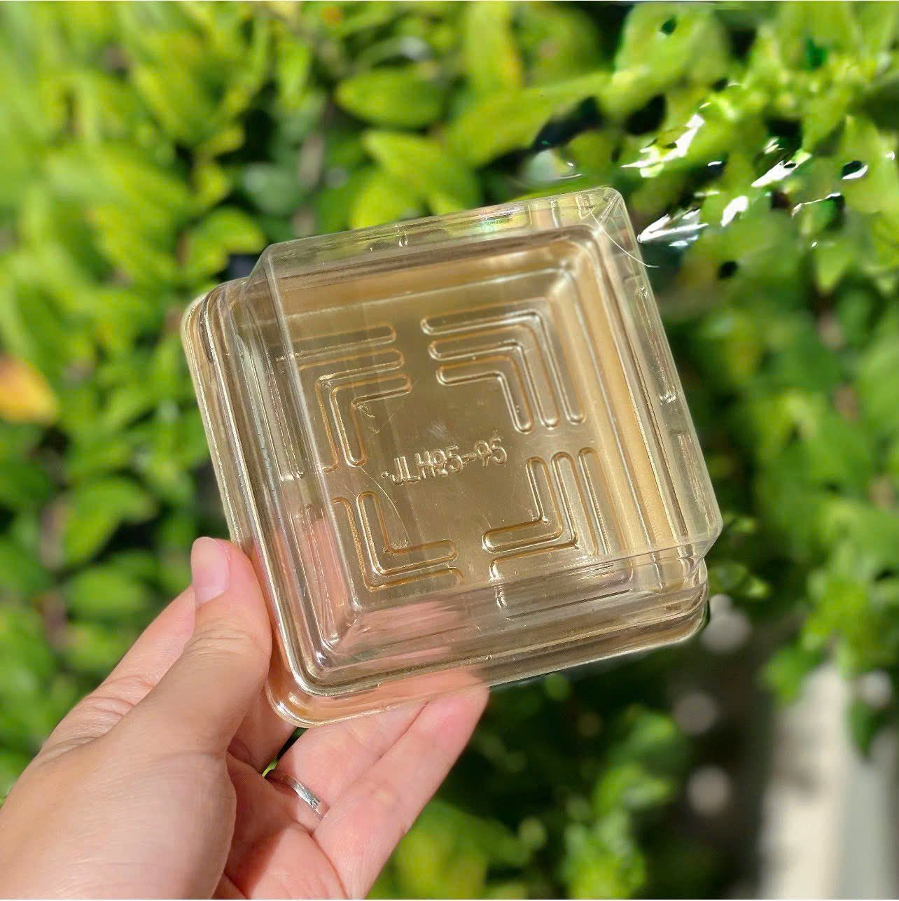 Hộp trung thu nhựa 150g đế vàng JLH95-95.