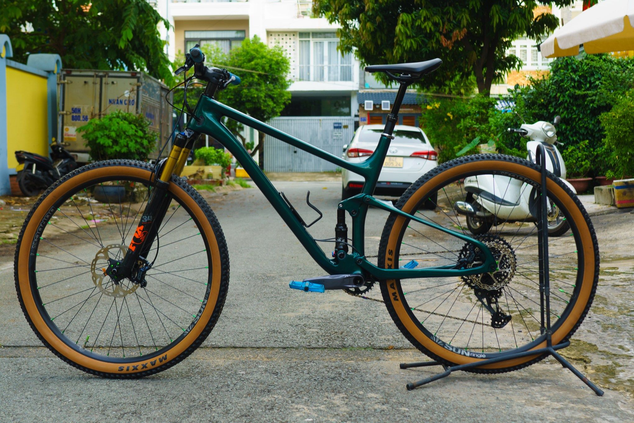 Xe đạp MTB Full-Suspension custom paint cho anh khách bụng bự