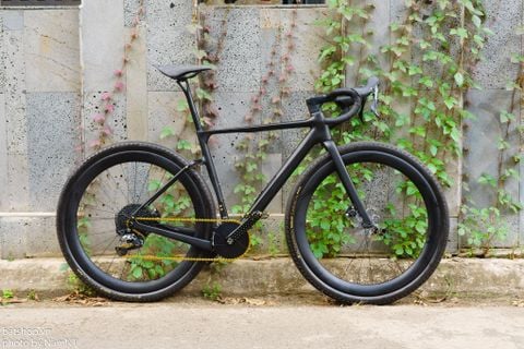  Xe đạp gravel carbon đen thui của thanh niên chủ tiệm vàng 