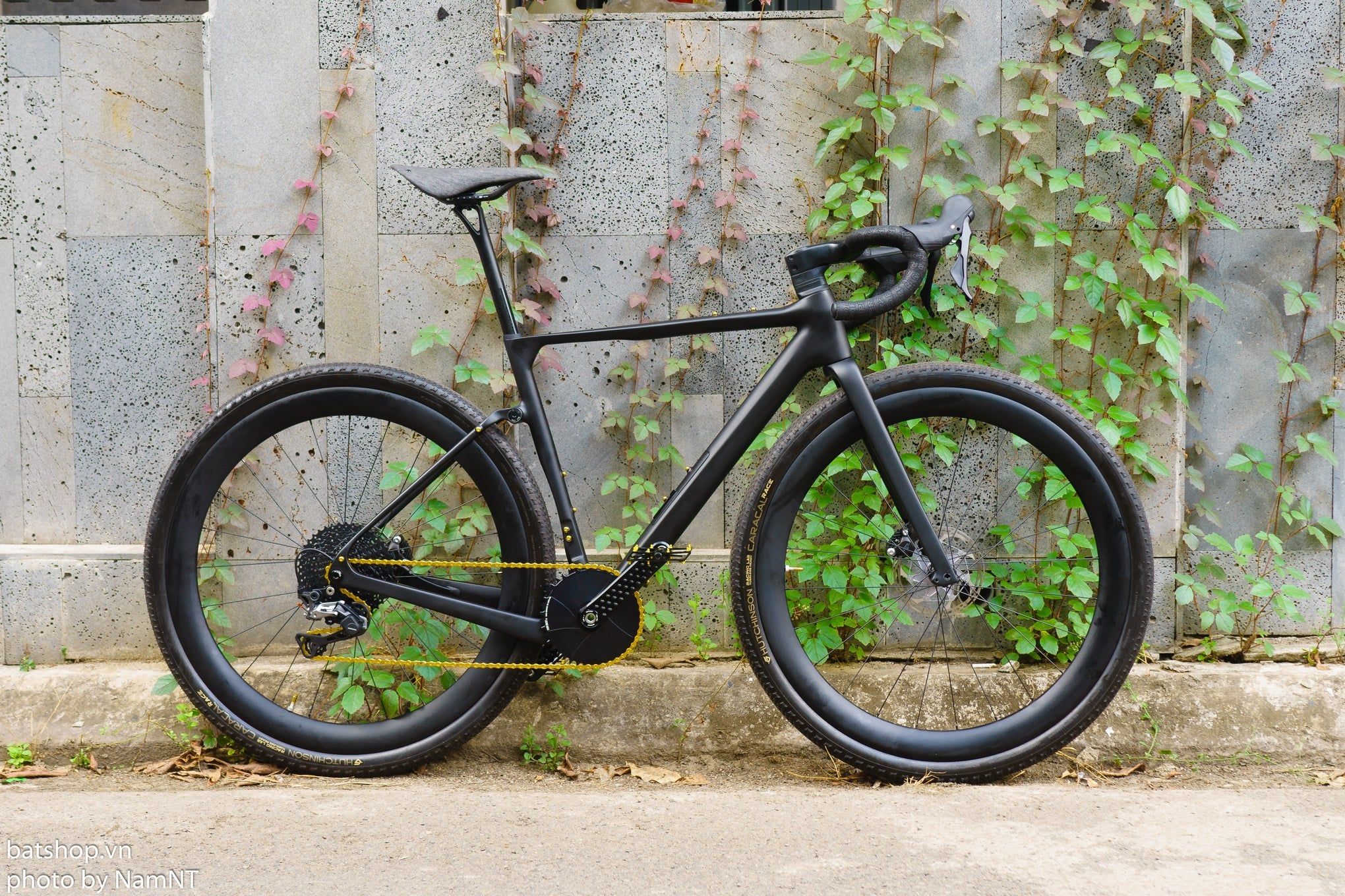 Xe đạp gravel carbon đen thui của thanh niên chủ tiệm vàng