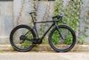 Xe đạp gravel carbon đen thui của thanh niên chủ tiệm vàng