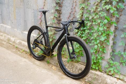  Xe đạp gravel carbon đen thui của thanh niên chủ tiệm vàng 