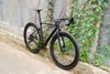 Xe đạp gravel carbon đen thui của thanh niên chủ tiệm vàng
