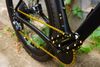 Xe đạp gravel carbon đen thui của thanh niên chủ tiệm vàng