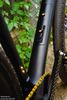 Xe đạp gravel carbon đen thui của thanh niên chủ tiệm vàng