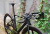 Xe đạp gravel carbon đen thui của thanh niên chủ tiệm vàng