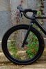 Xe đạp gravel carbon đen thui của thanh niên chủ tiệm vàng