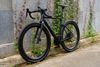 Xe đạp gravel carbon đen thui của thanh niên chủ tiệm vàng