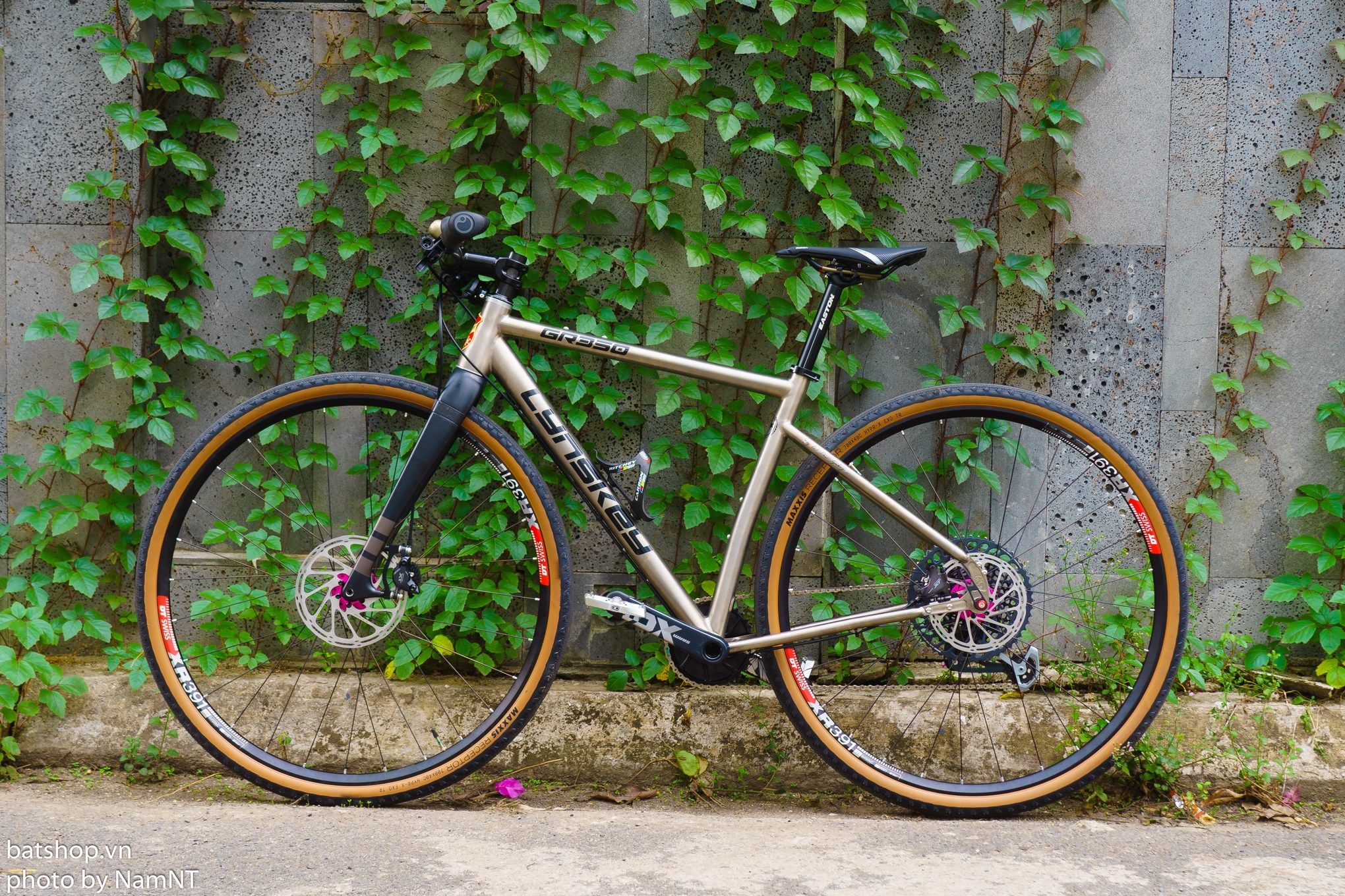 Xe đạp touring titanium Lynskey tím hồng dịu dàng
