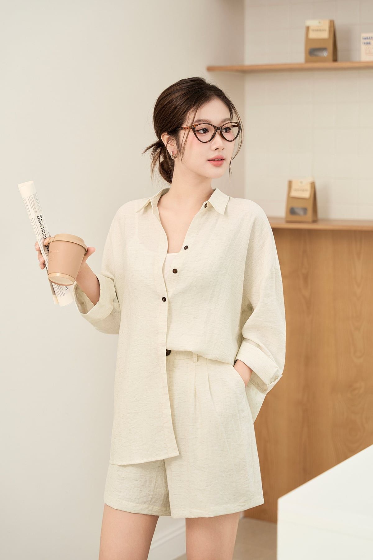 Áo sơ mi dáng rộng cổ đức tay lửng ghép quần short cạp chun sườn - O66C26H003