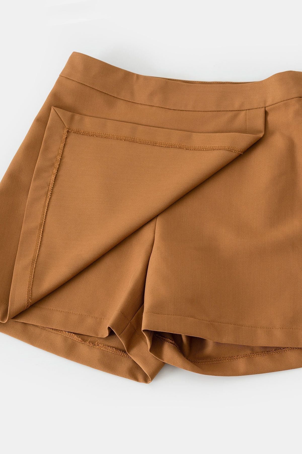 Quần Shorts Giả Váy Vạt Phủ - V64S22H004