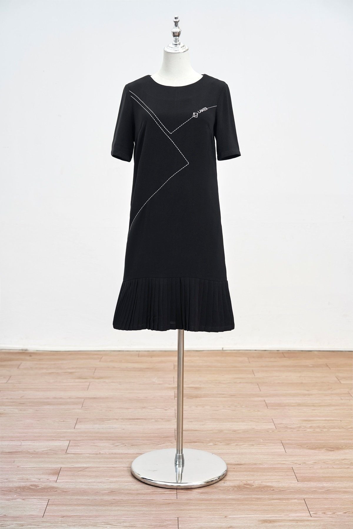 Đầm suông thêu gấu dập ly - B63T25H006