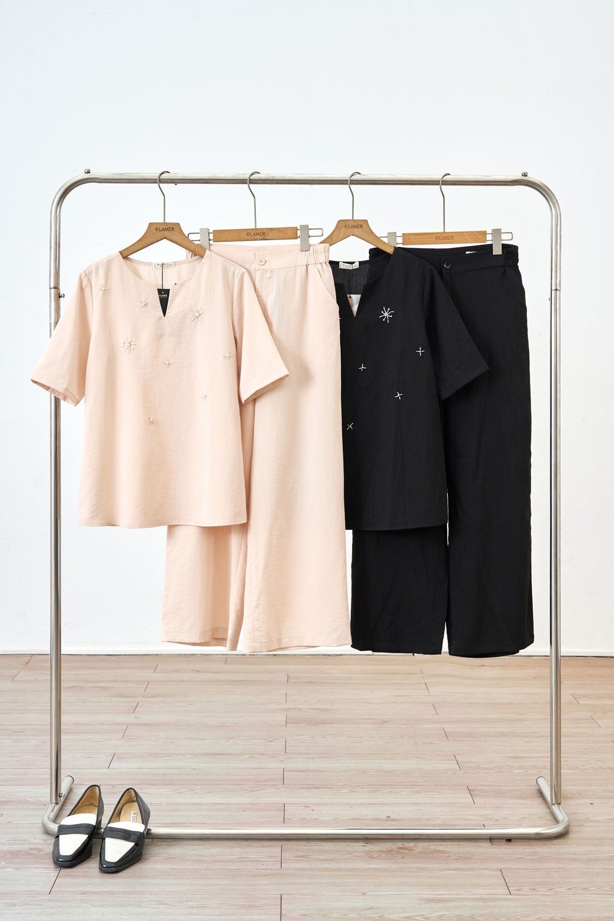 Áo cổ xẻ V đính cườm - B61B25H005