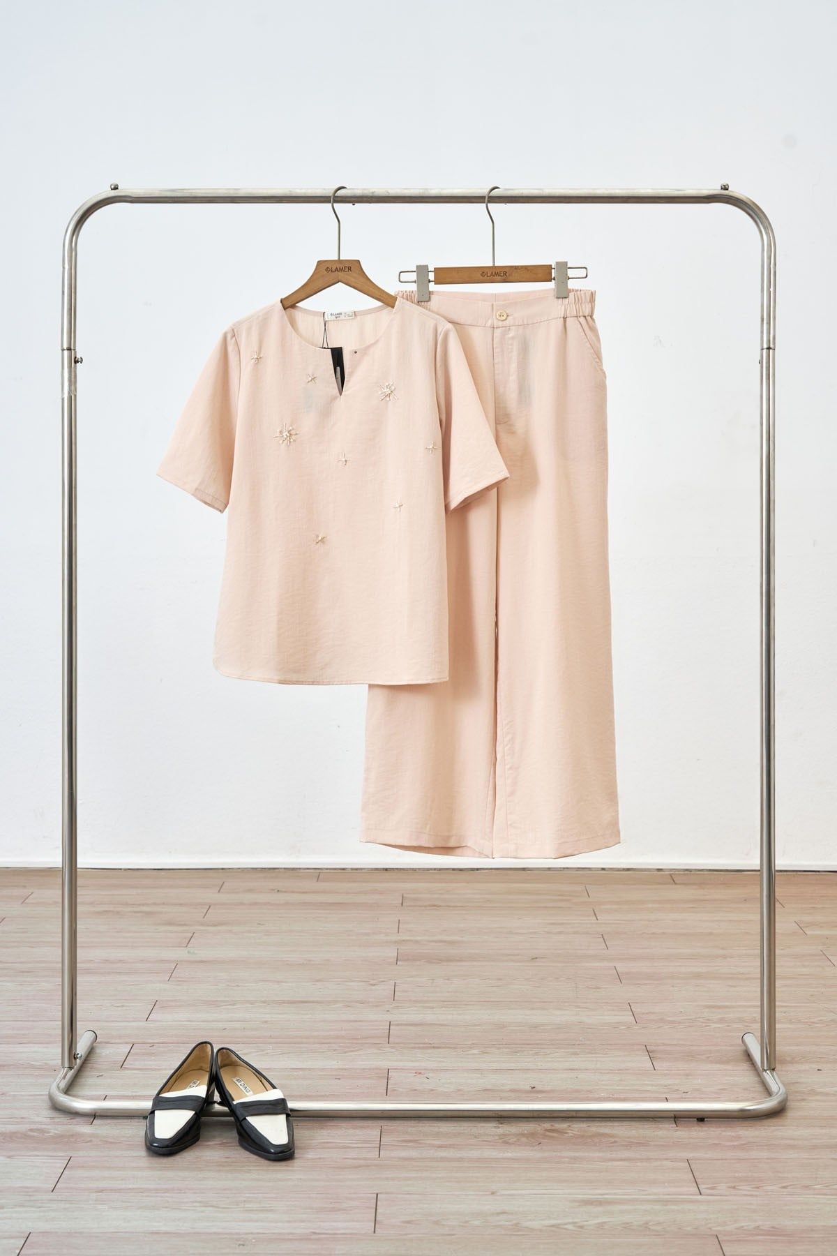 Áo cổ xẻ V đính cườm - B61B25H005