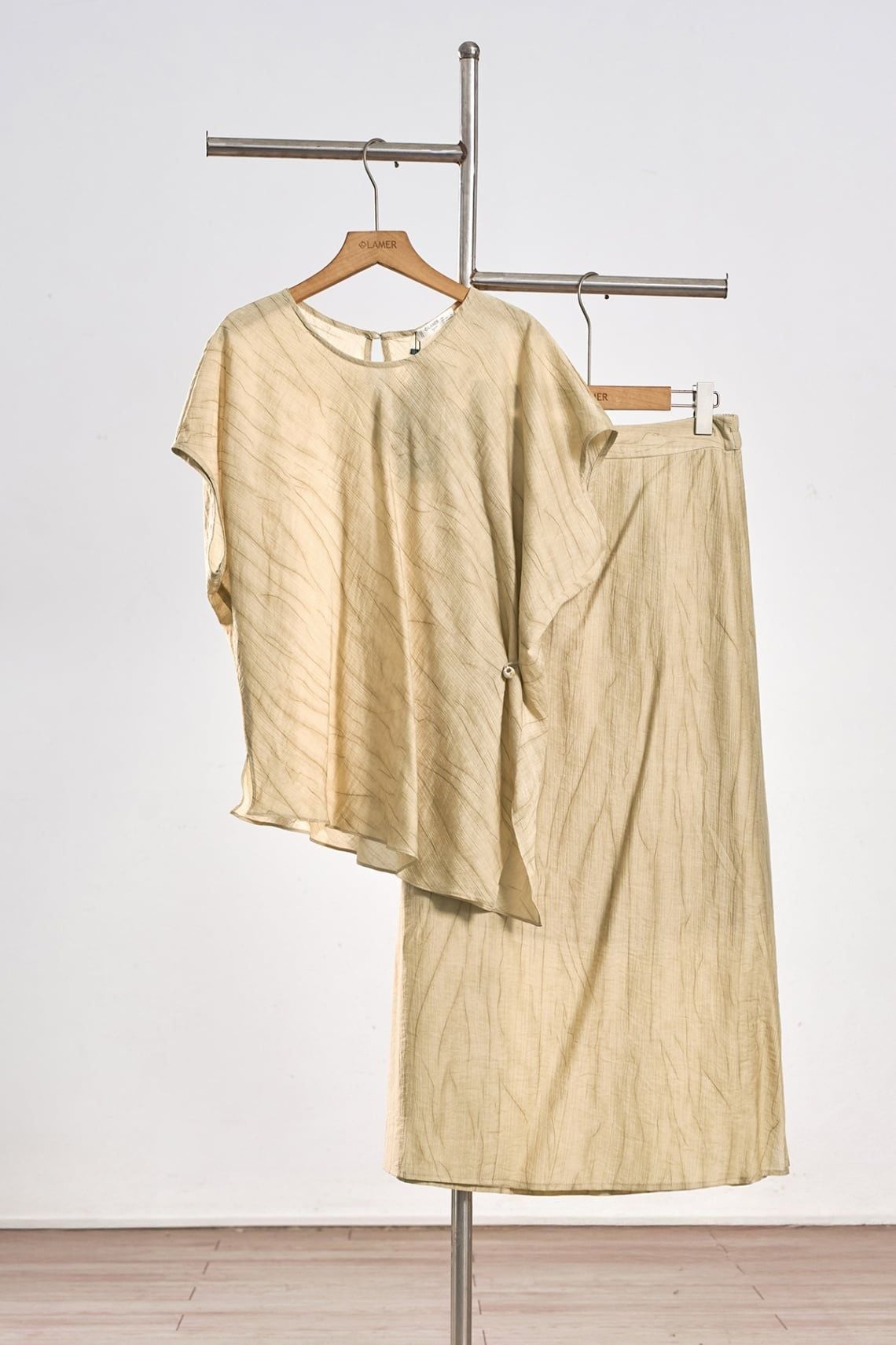 Áo vai chờm đính cúc eo - B61B26H002