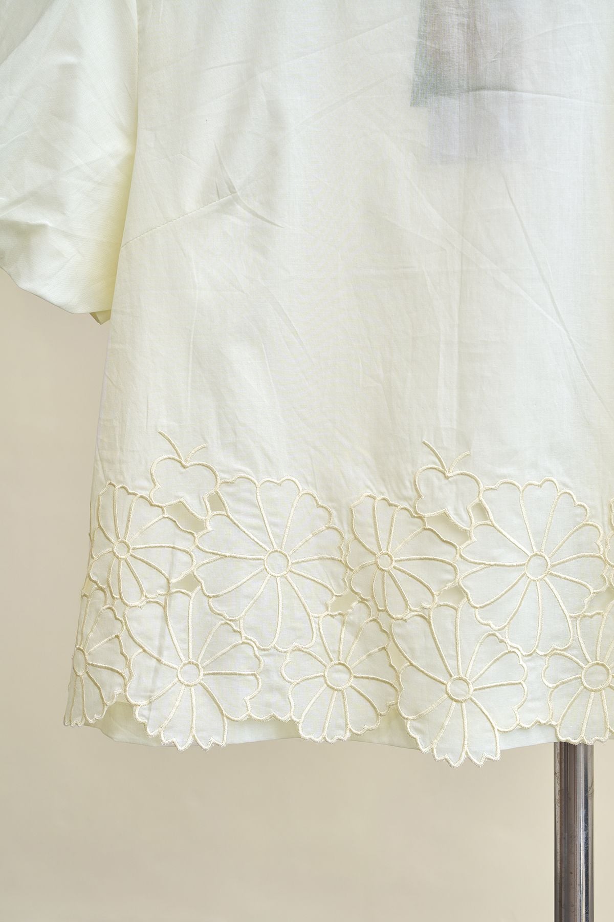 Áo croptop tay bom thêu gấu - B61B26H007