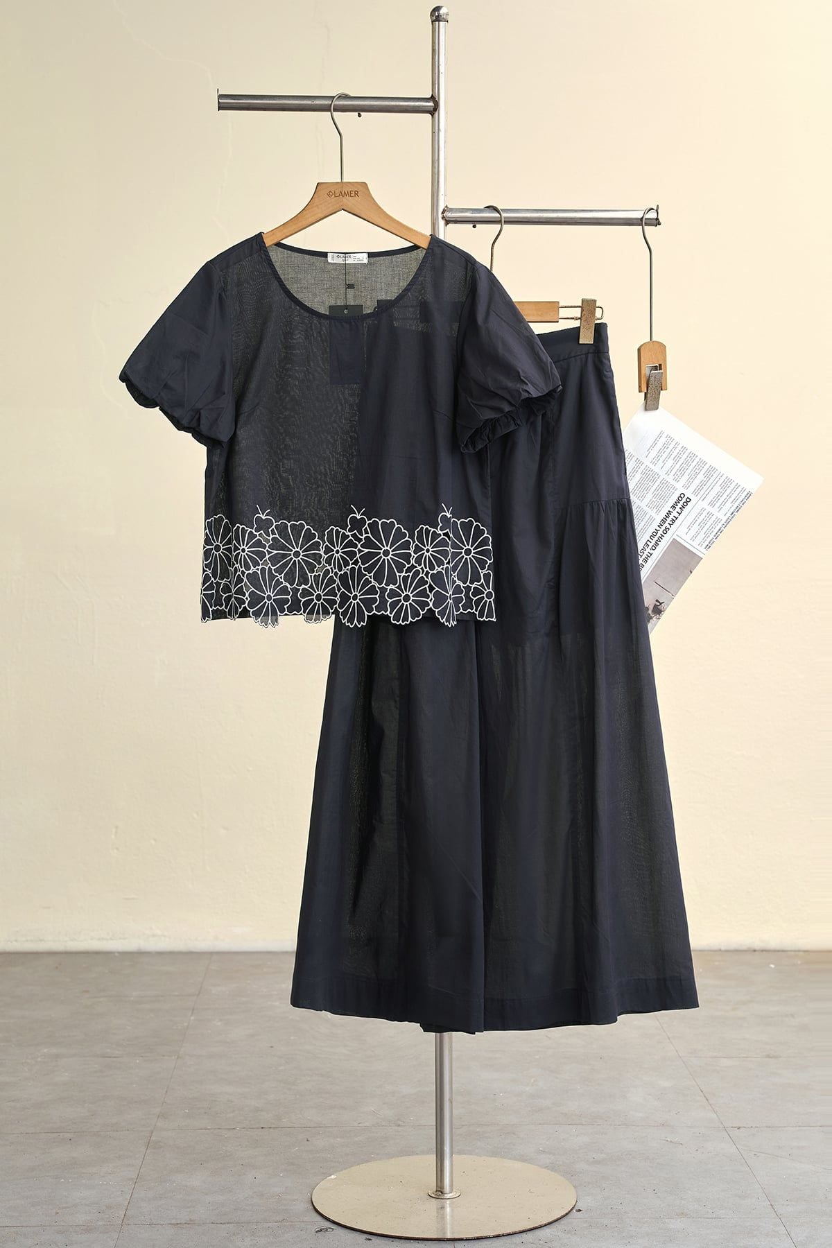 Áo croptop tay bom thêu gấu - B61B26H007